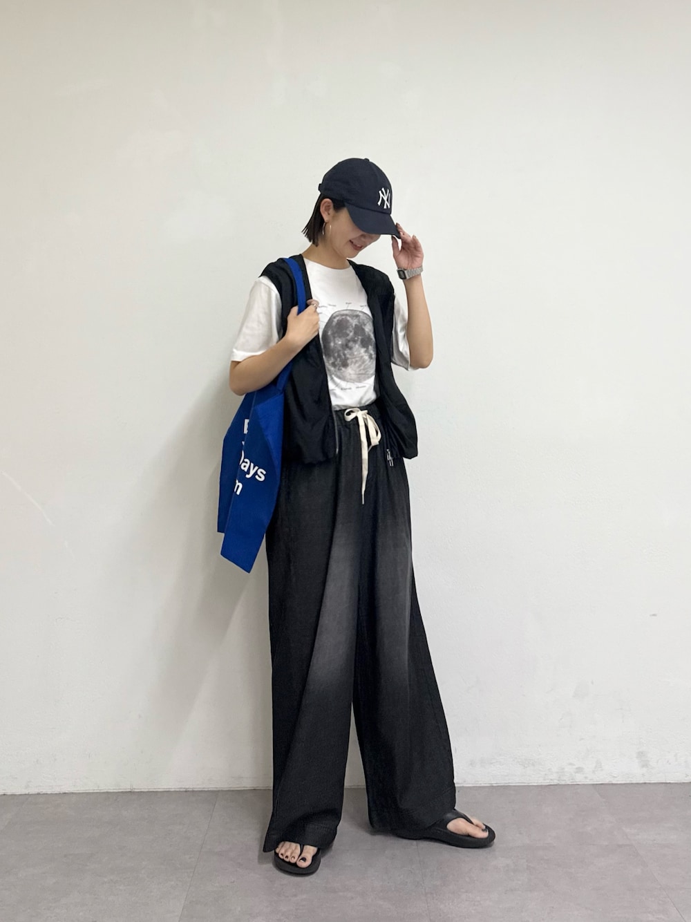 「モノトーン、白Tシャツ、やっぱり帽子が好き、デニム、サンダル、プチプラ、キャップ、レイヤードスタイル、パンツコーデ、夏ファッション、CIAOPANIC TYPY、ベスト、キャップ女子、カジュアルコーデ」｜「CIAOPANIC TYPYの【低身長・高身長対応/サイズ展開あり】柔らかワイドイージーデニム（デニムパンツ、ブラック系）」を使った、yumiさん（骨格ナチュラル・レディース・165cm）の春コーディネートの1枚目の写真