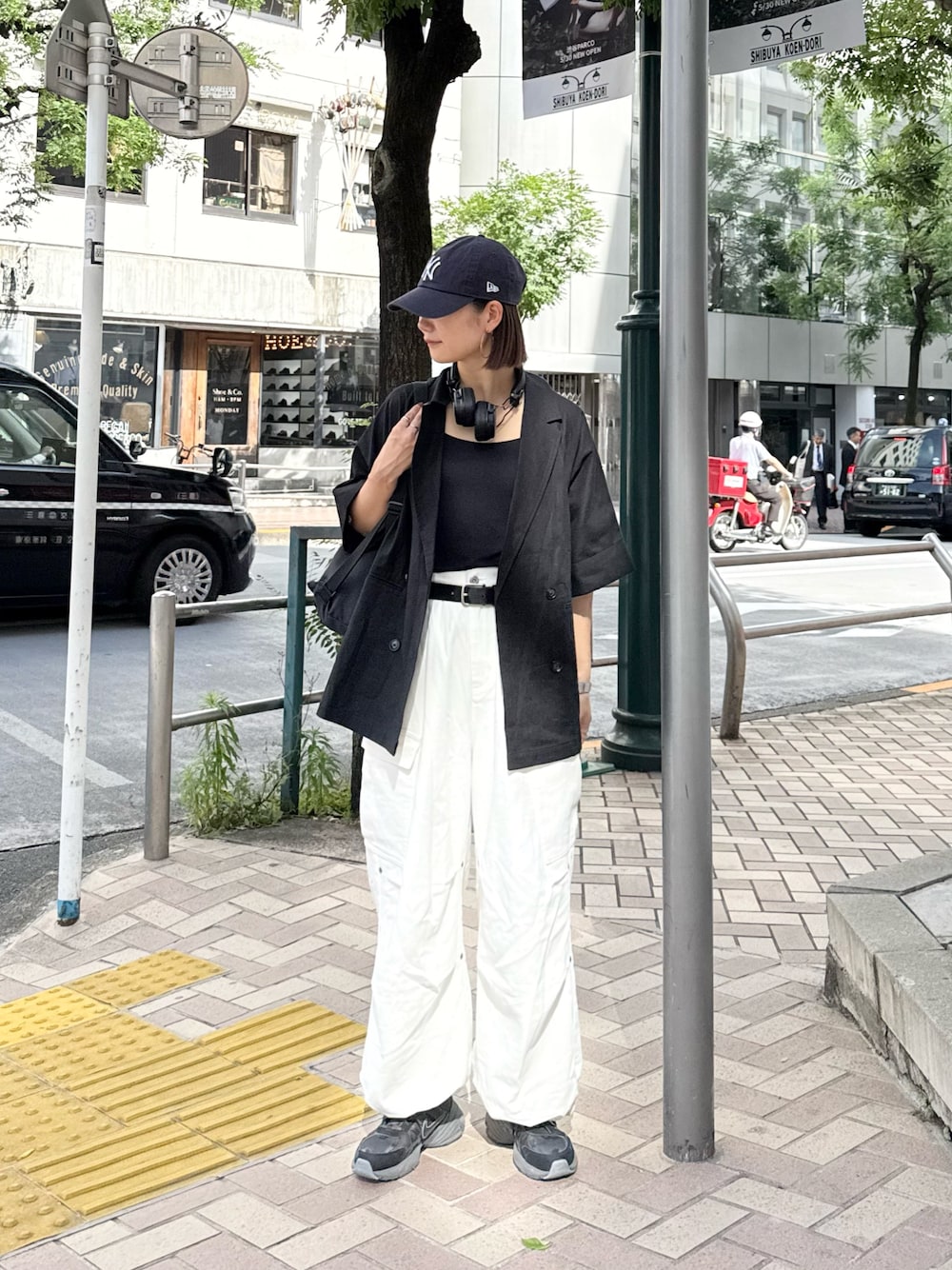 「ワイドパンツ、やっぱり帽子が好き、きれいめカジュアル、休日スタイル、キャップ、夏ファッション、ジャケット、CIAOPANIC TYPY、骨格ナチュラル、高身長女子」｜「CIAOPANIC TYPYのタックワイドアソートカーゴパンツ（その他パンツ、ホワイト系）」を使った、yumiさん（骨格ナチュラル・レディース・165cm）の春コーディネートの1枚目の写真