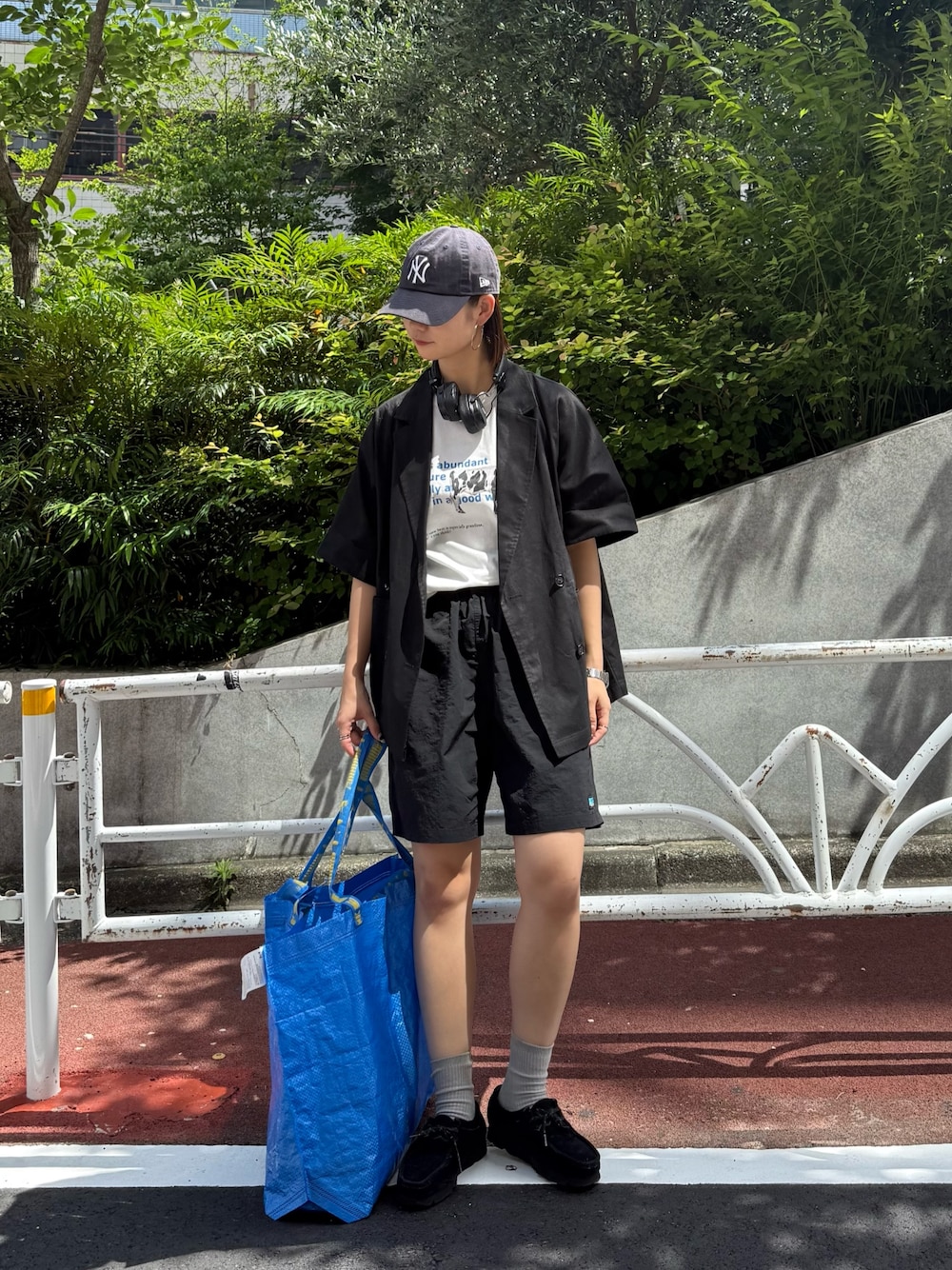 「レイヤードスタイル、白Tシャツ、雨の日コーデ、キャップ、夏コーデ、プチプラ、シンプルスタイル、夏ファッション、CIAOPANIC TYPY、高身長女子、骨格ナチュラル、Tシャツ、ジャケットスタイル」｜「Franklin Climbingの【Franklin climbing】 ユニセックス水陸両用マウンテンバギーショーツ（その他パンツ、ブラック系）」を使った、yumiさん（骨格ナチュラル・レディース・165cm）の夏コーディネートの1枚目の写真