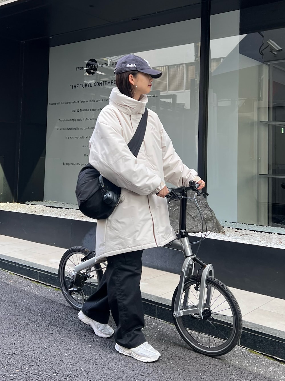 「秋冬コーデ、シンプルスタイル、休日スタイル、スニーカー、キャップ、カーゴパンツ、ショルダーバッグ、モノトーン、ビッグシルエット、お出かけコーデ、モンスターパーカー、franklinclimbing、高身長女子、骨格ナチュラル、ゆったりコーデ」｜「Franklin Climbingの【Franklin Climbing】CLIMB BLOCK MONSTER PARKA（ダウンジャケット/コート、ホワイト系）」を使った、yumiさん（骨格ナチュラル・レディース・165cm）の秋コーディネートの1枚目の写真