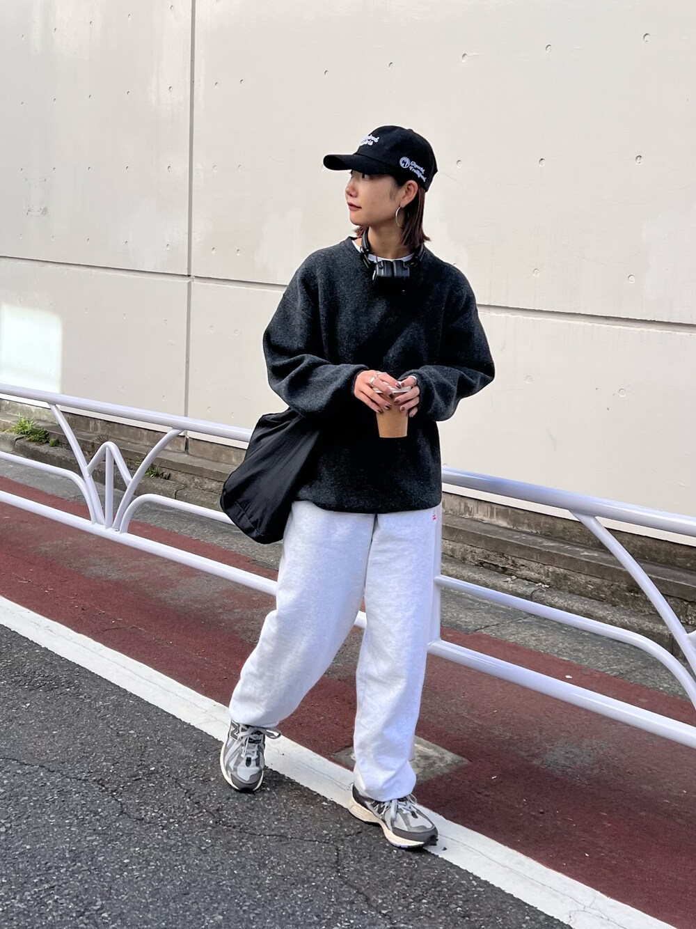 「ファッションを楽しもう、冬コーデ、ニット、スウェットパンツ、キャップ、おでかけコーデ、オトナカジュアル、メンズライクコーデ、高身長女子、骨格ナチュラル、プチプラ、プチプラコーデ、franklinclimbing、CIAOPANIC TYPY」｜「Franklin Climbingの【Franklin Climbing】ヘビー裏毛スウェットパンツ（スウェットパンツ、グレー系）」を使った、yumiさん（骨格ナチュラル・レディース・165cm）の秋コーディネートの1枚目の写真