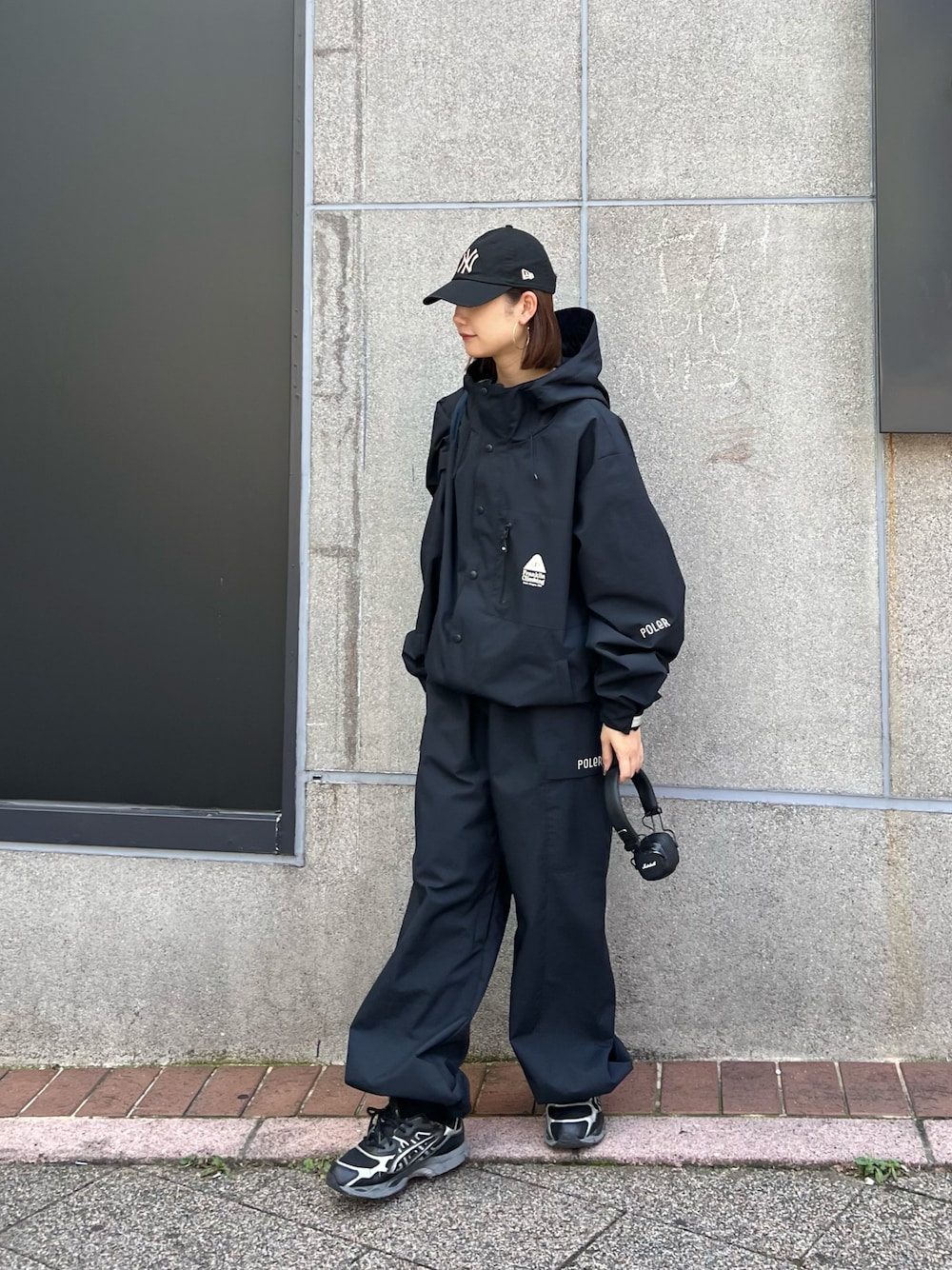 「カジュアルスタイル、高身長女子、ブラック、poler、ノームコア、メンズライク、franklinclimbing、ナイロンジャケット、ナイロンパンツ、セットアップ、骨格ナチュラル、キャップ女子、スニーカーコーデ」｜「Franklin Climbingの【Franklin ClimbingｘPOLER】コラボビックシルエットスノーアウター（ナイロンジャケット、ブラック系）」を使った、yumiさん（骨格ナチュラル・レディース・165cm）の秋コーディネートの1枚目の写真