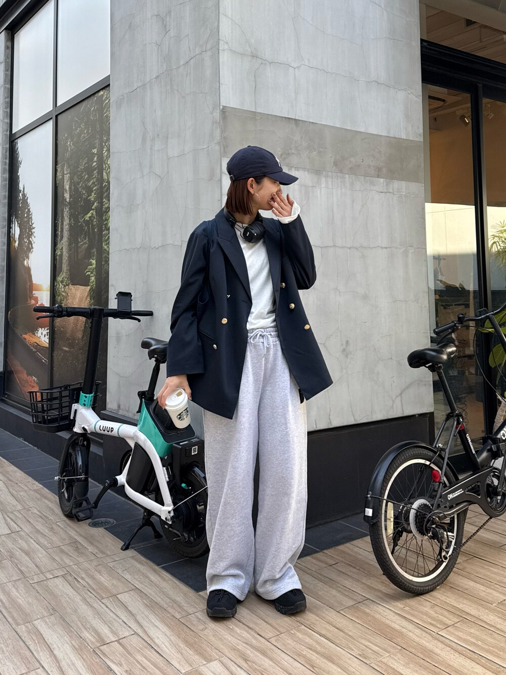 「春服、紺ブレ、ジャケット、メンズライク、キャップ女子、GEVACO、CIAOPANIC TYPY、スニーカーコーデ、プチプラコーデ、高身長女子、骨格ナチュラル」｜「GEVACOの【GEVACO】GEVACOダブルブレストジャケット（テーラードジャケット、ブルー系）」を使った、yumiさん（骨格ナチュラル・レディース・165cm）の冬コーディネートの1枚目の写真