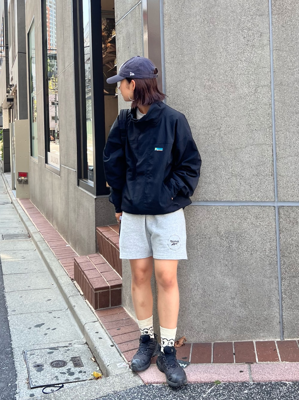 「韓国ファッション、休日スタイル、ハーフパンツ、スニーカー、プチプラ、キャップ、秋コーデ、お出かけコーデ、スポーツミックス、アウトドアスタイル、シンプルコーデ、franklinclimbing、reebok、骨格ナチュラル、高身長コーデ」｜「Franklin Climbingの【Franklin Climbing】カスケードスタンドジャケット（ナイロンジャケット、ブラック系）」を使った、yumiさん（骨格ナチュラル・レディース・165cm）の秋コーディネートの1枚目の写真