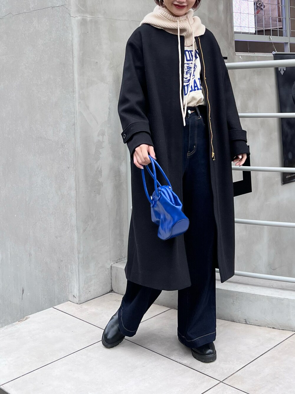 「ロングコート、冬コーデ、デニム、クリスマスに着たい服、レイヤードスタイル、マイベストコーデ2022、休日スタイル、ロゴスウェット、バラクラバ、あったかコーデ、大人カジュアル、CIAOPANIC TYPY、骨格ナチュラル、高身長女子」｜「CIAOPANIC TYPYの【CPC SCAMP】がま口ハンドルショルダーバッグ（ショルダーバッグ、ブルー系）」を使った、yumiさん（骨格ナチュラル・レディース・165cm）の冬コーディネートの1枚目の写真