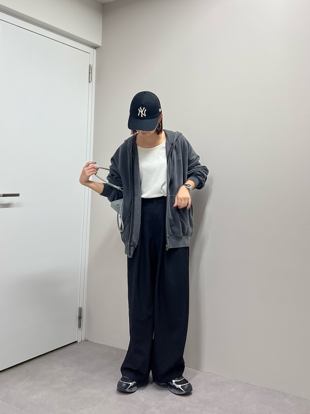 「秋っぽコーデ更新中、パーカーコーデ、パーカー、franklinclimbing、CIAOPANIC TYPY、秋服、メンズライクコーデ、高身長女子、骨格ナチュラル、ラフコーデ、カジュアルコーデ、スラックス、パンツコーデ」｜「Franklin Climbingの【Franklin Climbing】CLIMプリントオーバーサイズヴィンテージビックシルエットパーカー（パーカー、ブラック系）」を使った、yumiさん（骨格ナチュラル・レディース・165cm）の秋コーディネートの1枚目の写真
