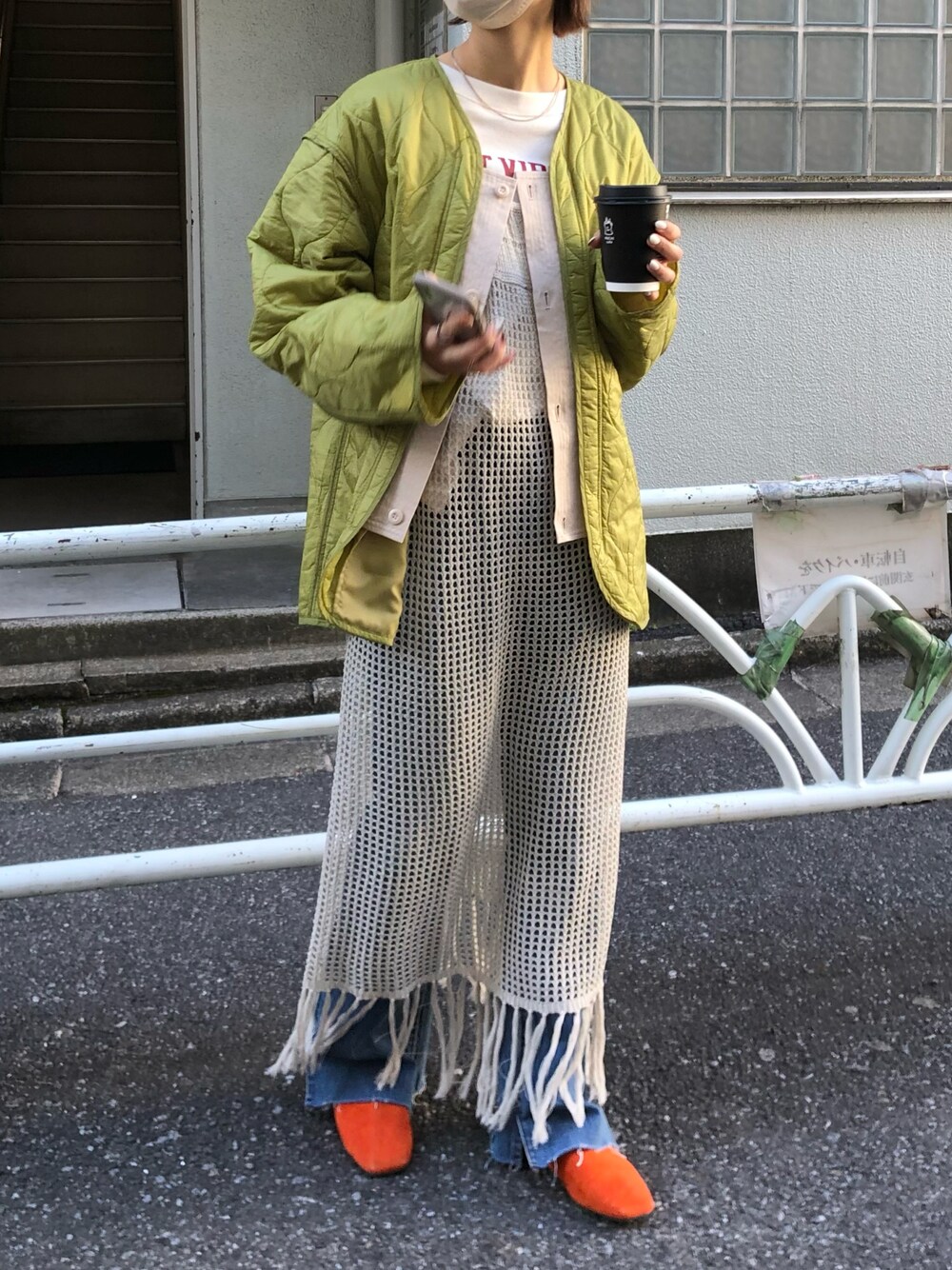 「春服、リラックススタイル、春アウター、ワンピース、休日コーデ、キルティングジャケット、メッシュ、スウェット、パンツスタイル、デニムパンツ」｜「CIAOPANIC TYPYのカラーキルティングジャケット（その他アウター、グリーン系）」を使った、yumiさん（レディース・165cm）の冬コーディネートの1枚目の写真