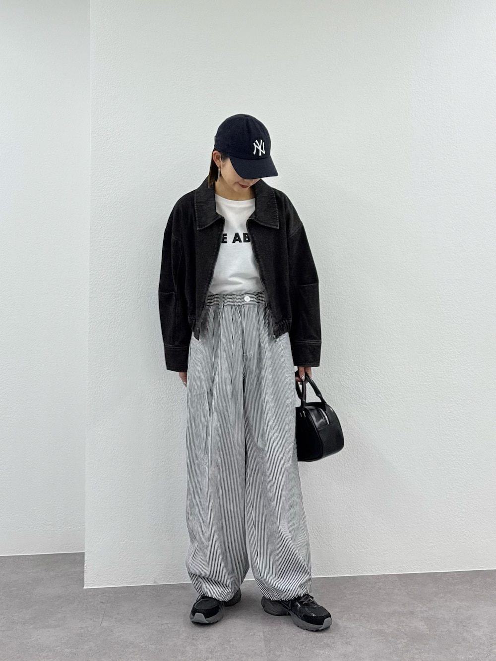 「今日のコーデ、デニムジャケット、ヒッコリーパンツ、CIAOPANIC TYPY、ユニセックス、メンズライクコーデ、骨格ナチュラル、高身長女子、スニーカーコーデ、キャップ」｜「CIAOPANIC TYPYの【2025年S/S新作】【ペットボトル収納可能】台形型ボストンBAG（ショルダーバッグ、ブラック系）」を使った、yumiさん（骨格ナチュラル・レディース・165cm）の春コーディネートの1枚目の写真