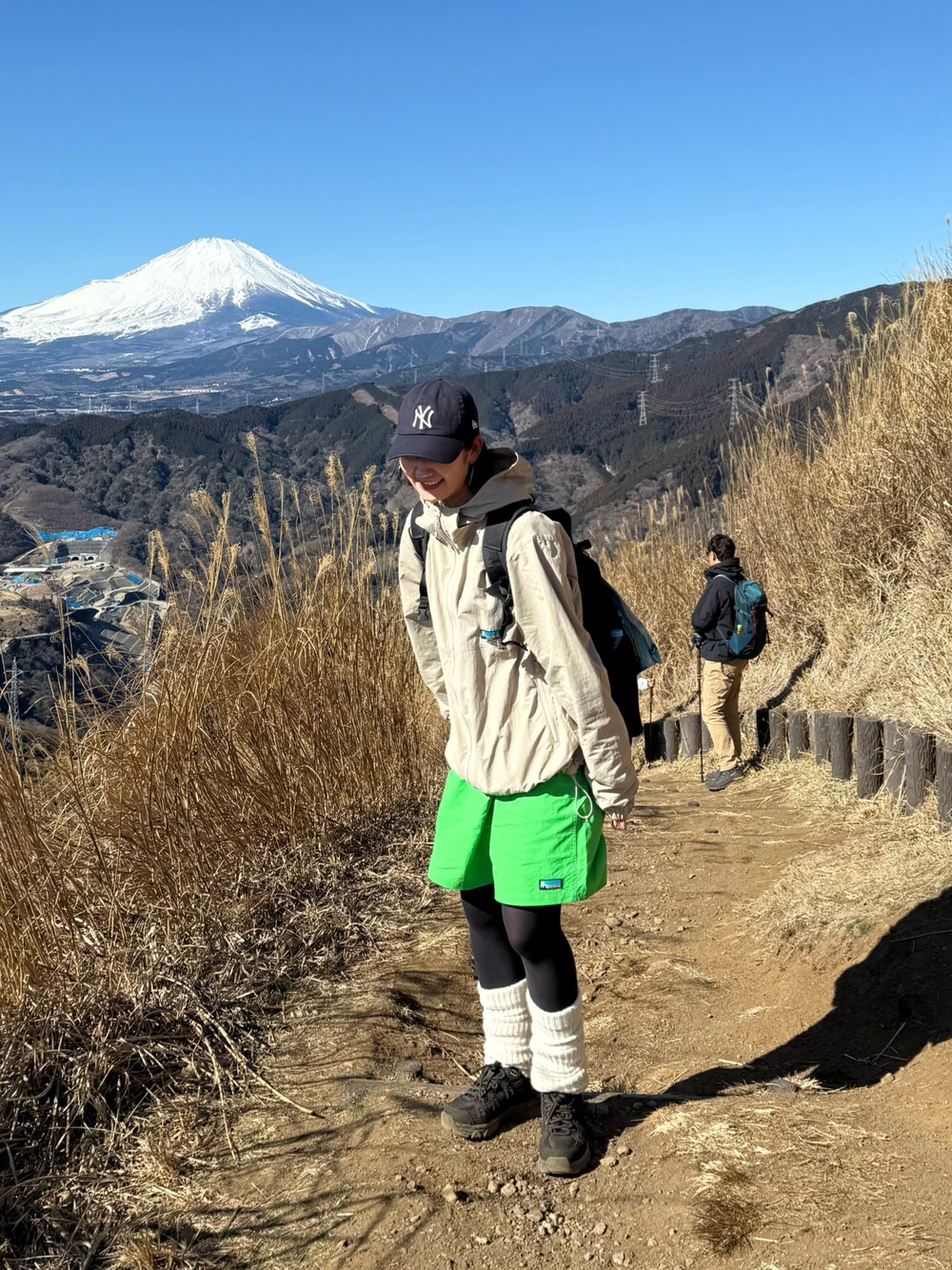 「春、franklinclimbing、マウンテンパーカー、アウトドアスタイル、高身長女子、骨格ナチュラル、スニーカー女子、メンズライク、キャップ女子、春アウター」｜「Franklin Climbingの【Franklin Climbing】マウンテンジャケット（マウンテンパーカー、グレー系）」を使った、yumiさん（骨格ナチュラル・レディース・165cm）の冬コーディネートの1枚目の写真