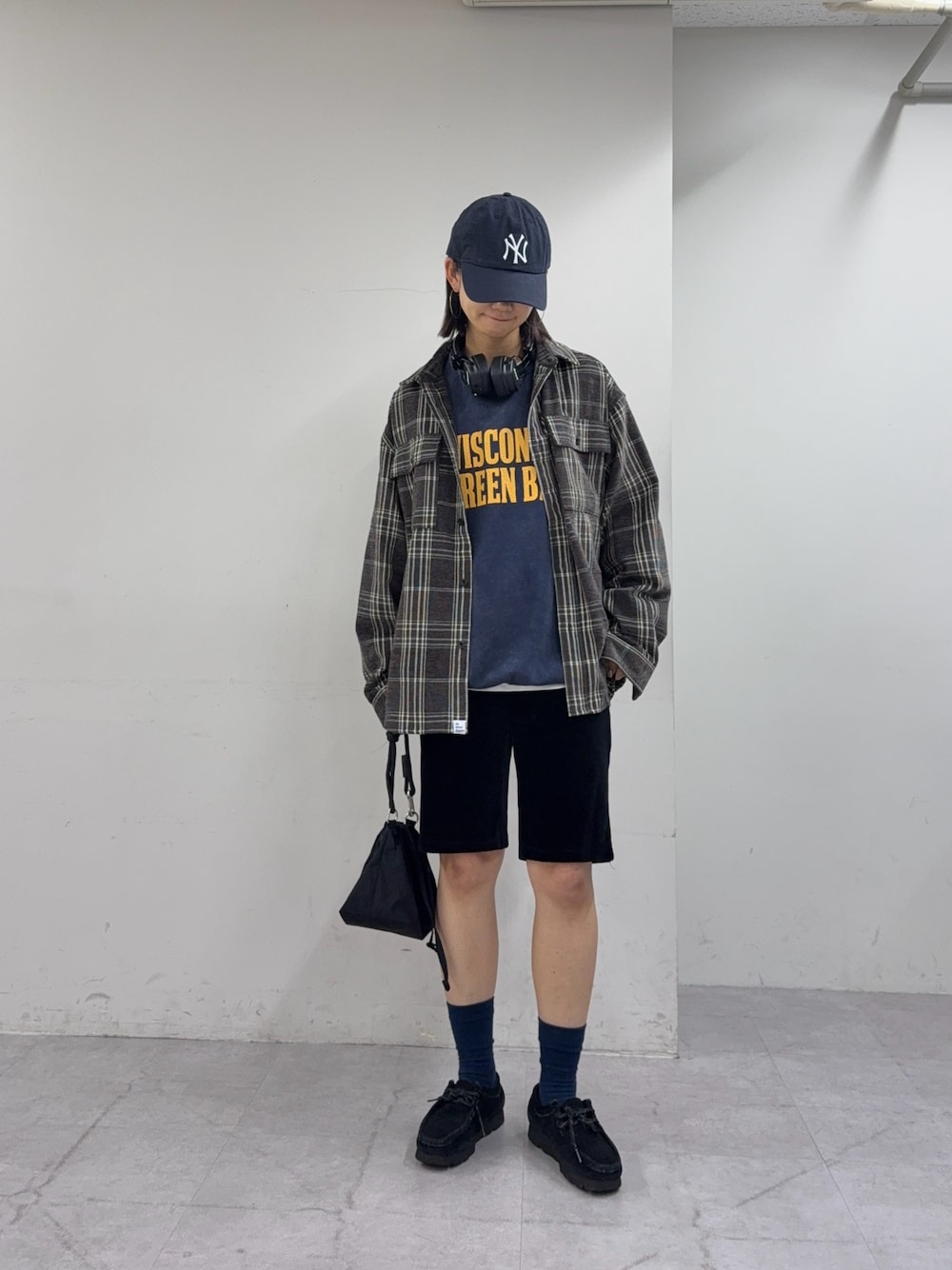 ブルー系のスウェット、ブラック系のショルダーバッグ、ブラウン系のシャツ/ブラウスを着用したレディースの秋コーディネートの1枚目の写真