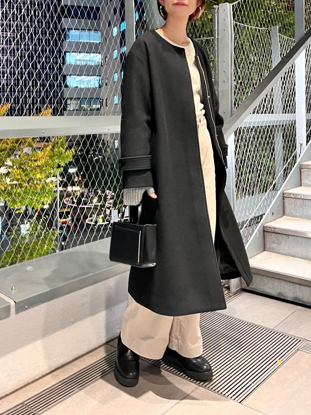 「きれいめカジュアル、秋冬コーデ、ビッグシルエット、プチプラ、コート、モノトーンコーデ、アームウォーマー、秋服コーデ、サイドゴアブーツ、CIAOPANIC TYPY、骨格ナチュラル、ロングコート」｜「CIAOPANIC TYPYの【CPC SCAMP】スクエアミニショルダーバッグ（ショルダーバッグ、ブラック系）」を使った、yumiさん（骨格ナチュラル・レディース・165cm）の秋コーディネートの1枚目の写真