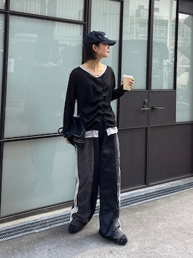 「CIAOPANIC TYPY（チャオパニックティピー）の【冷房・日焼け対策にも◎】フロントタックレイヤードライクメランジリブシアーカーディガン（カーディガン/ボレロ、ブラック系）」を使った、yumiさん（レディース・165cm）の春コーディネート