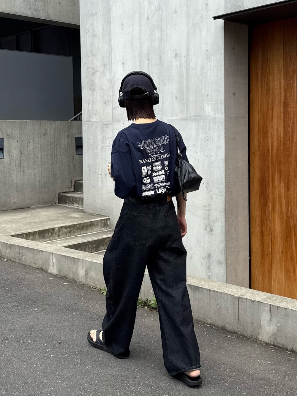 「プチプラ、キャップ、デニム、夏コーデ、CIAOPANIC TYPY、franklinclimbing、Tシャツ、骨格ナチュラル、高身長女子、シンプルコーデ、メンズライクコーデ」｜「CIAOPANIC TYPYの【UNISEX】タックデザインワイドデニム（デニムパンツ、ブラック系）」を使った、yumiさん（骨格ナチュラル・レディース・165cm）の夏コーディネートの1枚目の写真
