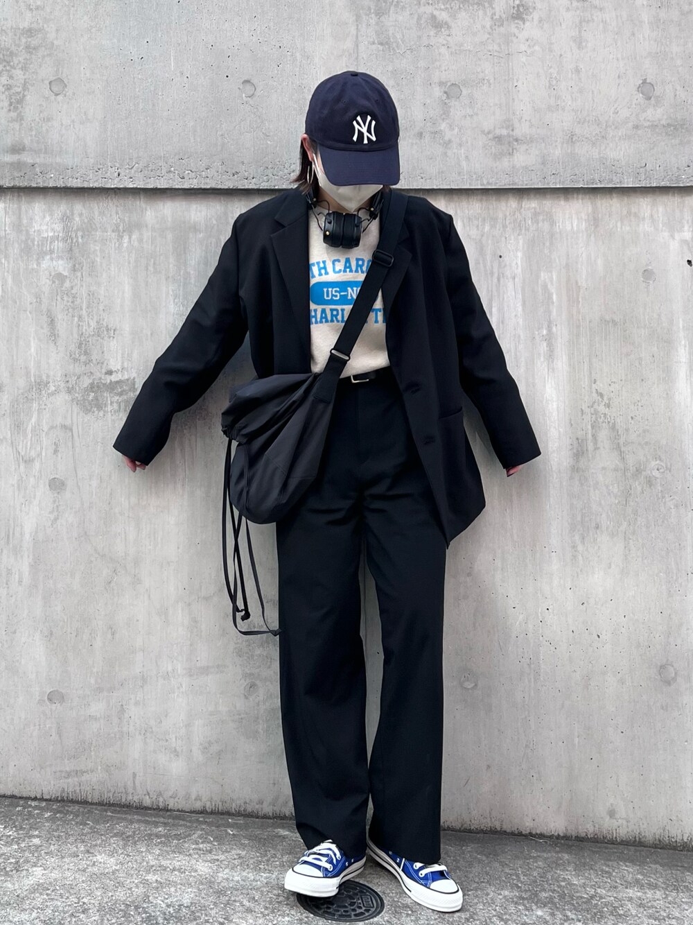 「春服デビュー宣言、ジャケット、セットアップ、レイヤードスタイル、ロゴスウェット、シンプルコーデ、コンバース、CIAOPANIC TYPY、きれいめカジュアル、春アウター、プチプラ、高身長コーデ、UNIQLO、骨格ナチュラル、キャップ」｜「CIAOPANIC TYPYの【オケージョン】ウォッシャブルイージージャケット(セットアップ対応)（テーラードジャケット、ブラック系）」を使った、yumiさん（骨格ナチュラル・レディース・165cm）の春コーディネートの1枚目の写真