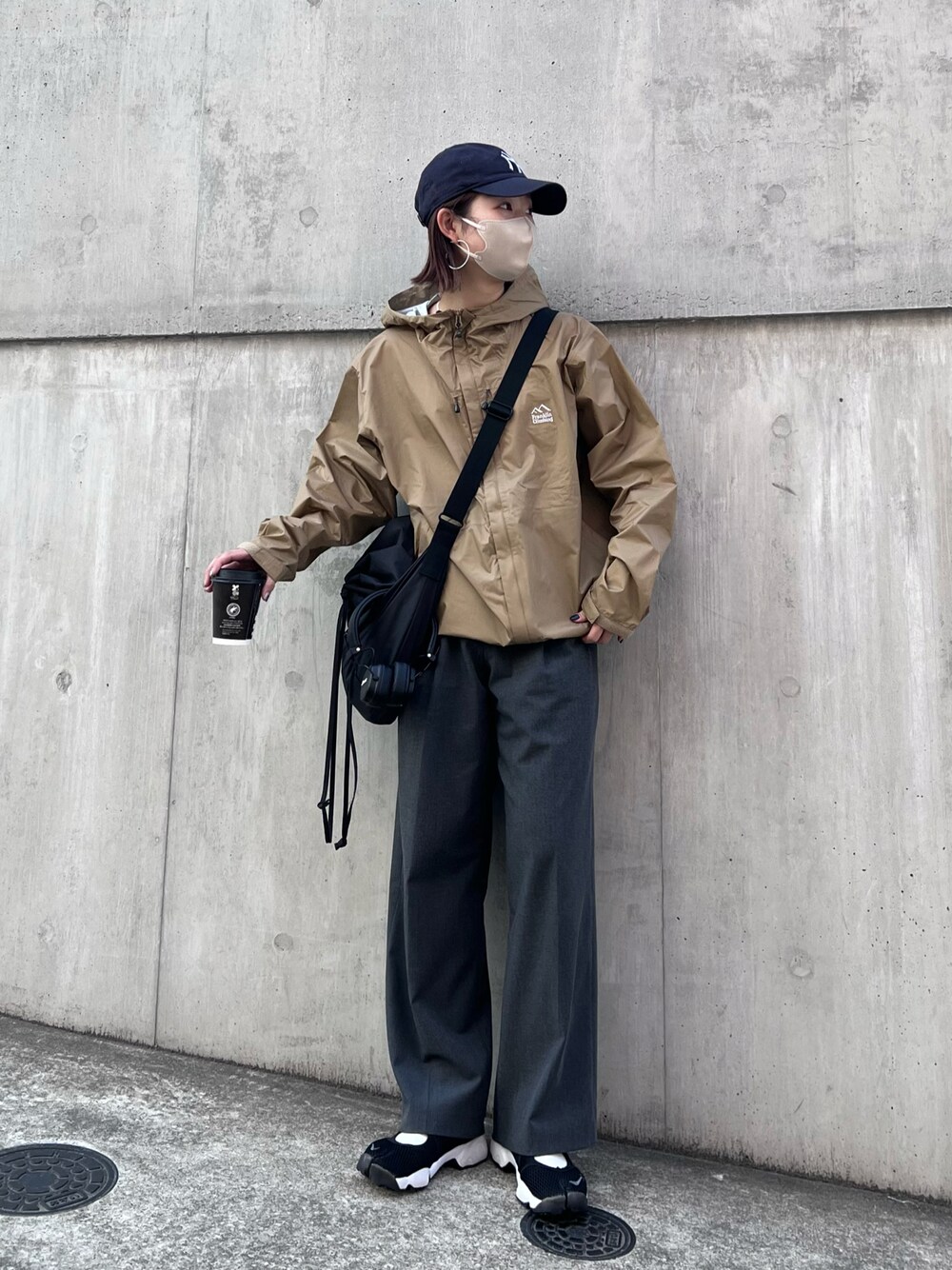 「春服コーデ、シンプルコーデ、春アウター、ビッグシルエット、プチプラ、春服みてみて、マウンテンパーカー、franklinclimbing、メンズライク、高身長コーデ、骨格ナチュラル、キャップ女子、エアリフト」｜「Franklin Climbingの【Franklin Climbing】クライム2.5レイヤーシェルジャケット（マウンテンパーカー、イエロー系）」を使った、yumiさん（骨格ナチュラル・レディース・165cm）の春コーディネートの1枚目の写真
