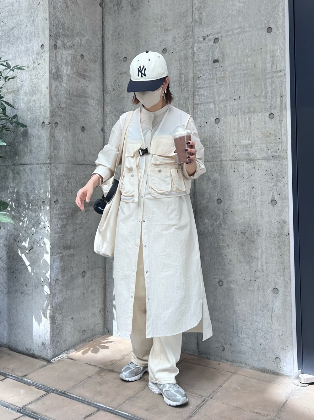 「春服みてみて、休日スタイル、春コーデ、ボリューム袖、韓国ファッション、ベージュ、キャップ、ワントーンコーデ、ホワイトコーデ、CIAOPANIC TYPY、高身長女子、骨格ナチュラル、プチプラコーデ」｜「CIAOPANIC TYPYの【GRAND CANYON】撥水キャンプシャツワンピ（シャツワンピース、ホワイト系）」を使った、yumiさん（骨格ナチュラル・レディース・165cm）の春コーディネートの1枚目の写真