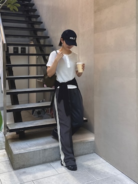 「etsinta（エシンタ）の【新色追加】【etsinta/エシンタ】リメイクトラックジャージーパンツ（その他パンツ、グレー系）」を使った、yumiさん（レディース・165cm）の春コーディネート