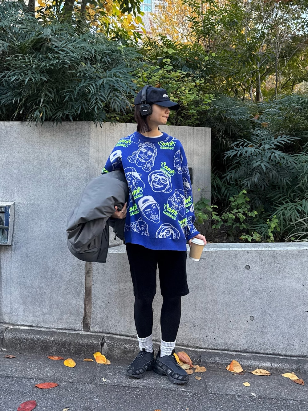 ブルー系のニット/セーター、グレー系のダウンジャケット/コートを着用したレディースの秋コーディネートの1枚目の写真