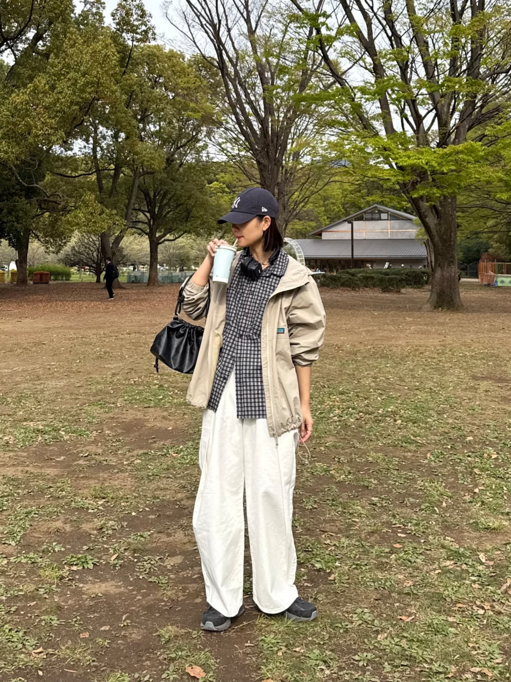 「大人カジュアル、最近のいい感じコーデ、アウトドアスタイル、春夏コーデ、スポーツミックス、シンプルコーデ、デニム、休日スタイル、CIAOPANIC TYPY、franklinclimbing、マウンテンパーカー、シャツスタイル」｜「Franklin Climbingの【Franklin Climbing】マウンテンジャケット（マウンテンパーカー、グレー系）」を使った、yumiさん（骨格ナチュラル・レディース・165cm）の春コーディネートの1枚目の写真