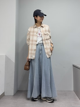 「CIAOPANIC TYPY（チャオパニックティピー）の【大人見え/軽量】リメイク風柔らかデニムロングフレアスカート（スカート、ブルー系）」を使った、yumiさん（レディース・165cm）の春コーディネート