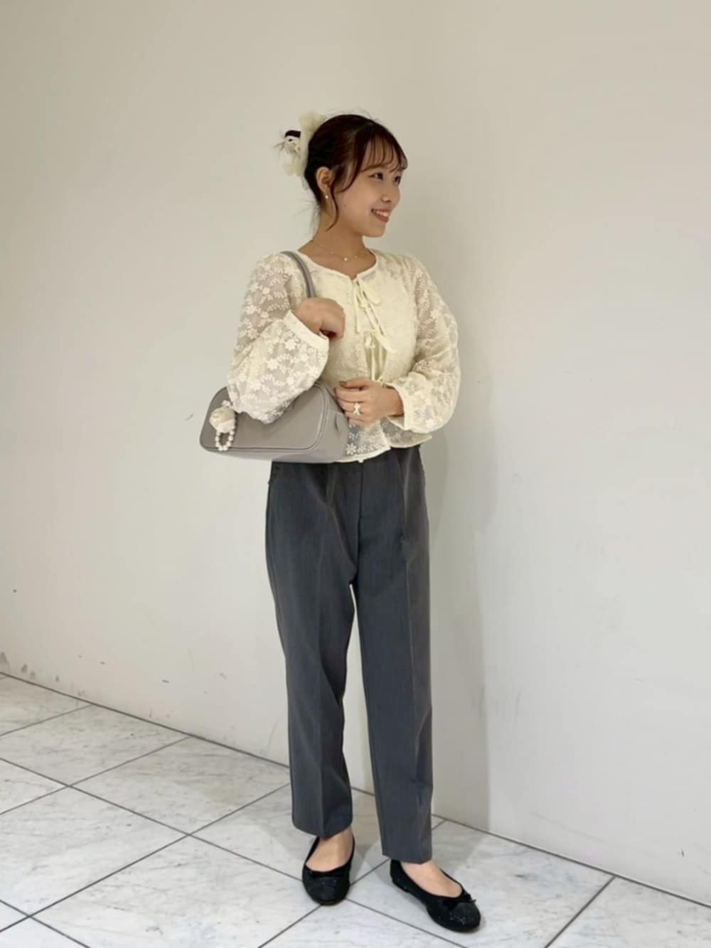 ホワイト系のシャツ/ブラウス、グレー系のパンツ、グレー系のショルダーバッグを着用したレディースの夏コーディネートの1枚目の写真