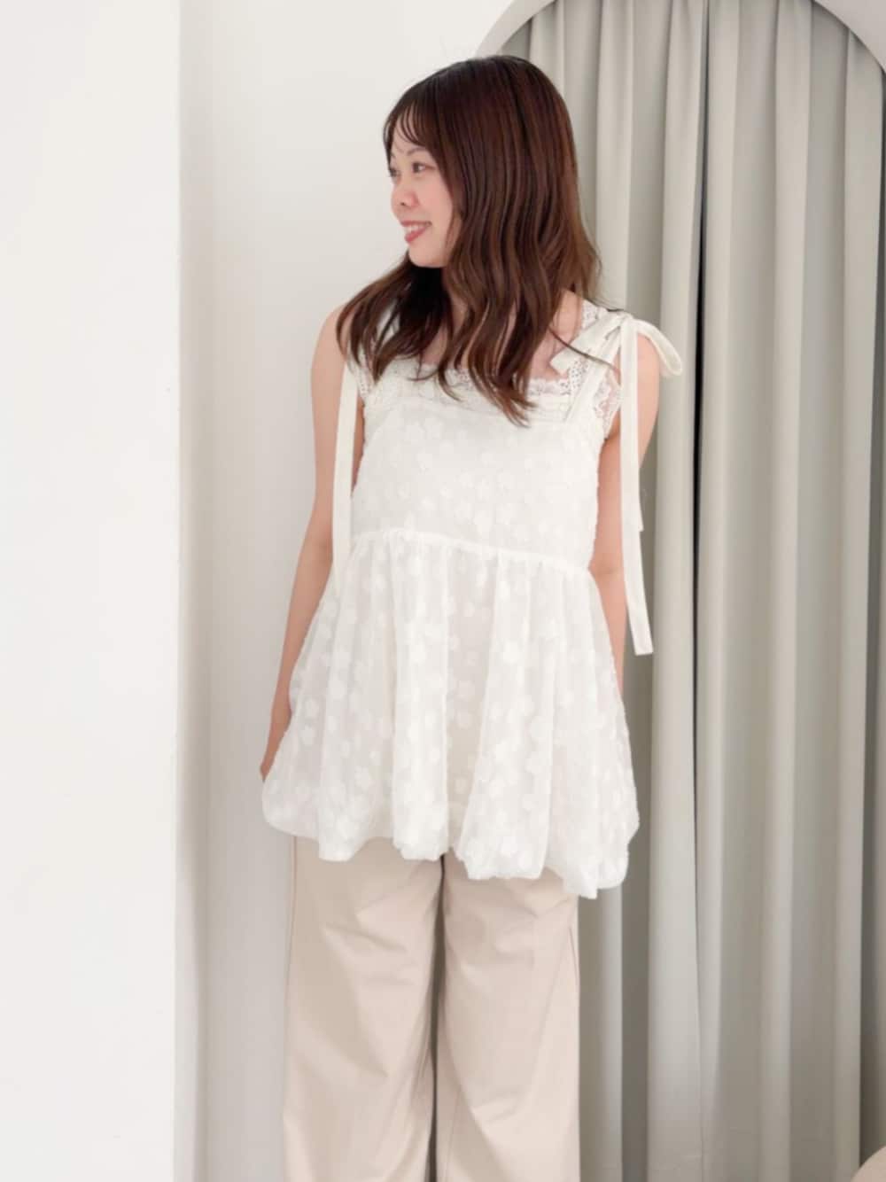 ホワイト系のその他パンツ、ホワイト系のキャミソールを着用したレディースの春コーディネートの1枚目の写真