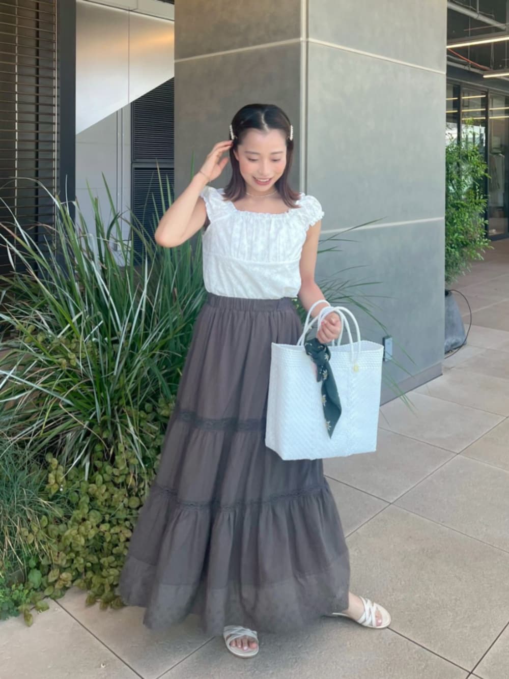 ホワイト系のシャツ/ブラウス、ブラウン系のスカート、ホワイト系のヘアピンを着用したレディースの夏コーディネートの1枚目の写真