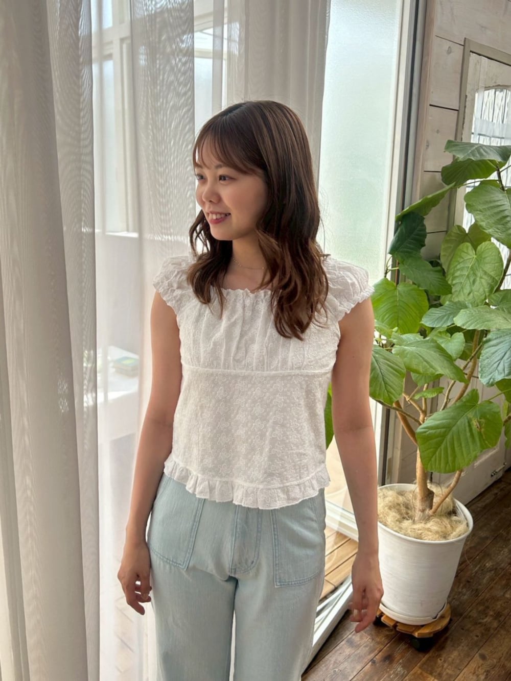 ブルー系のデニムパンツ、ホワイト系のシャツ/ブラウスを着用したレディースの夏コーディネートの1枚目の写真