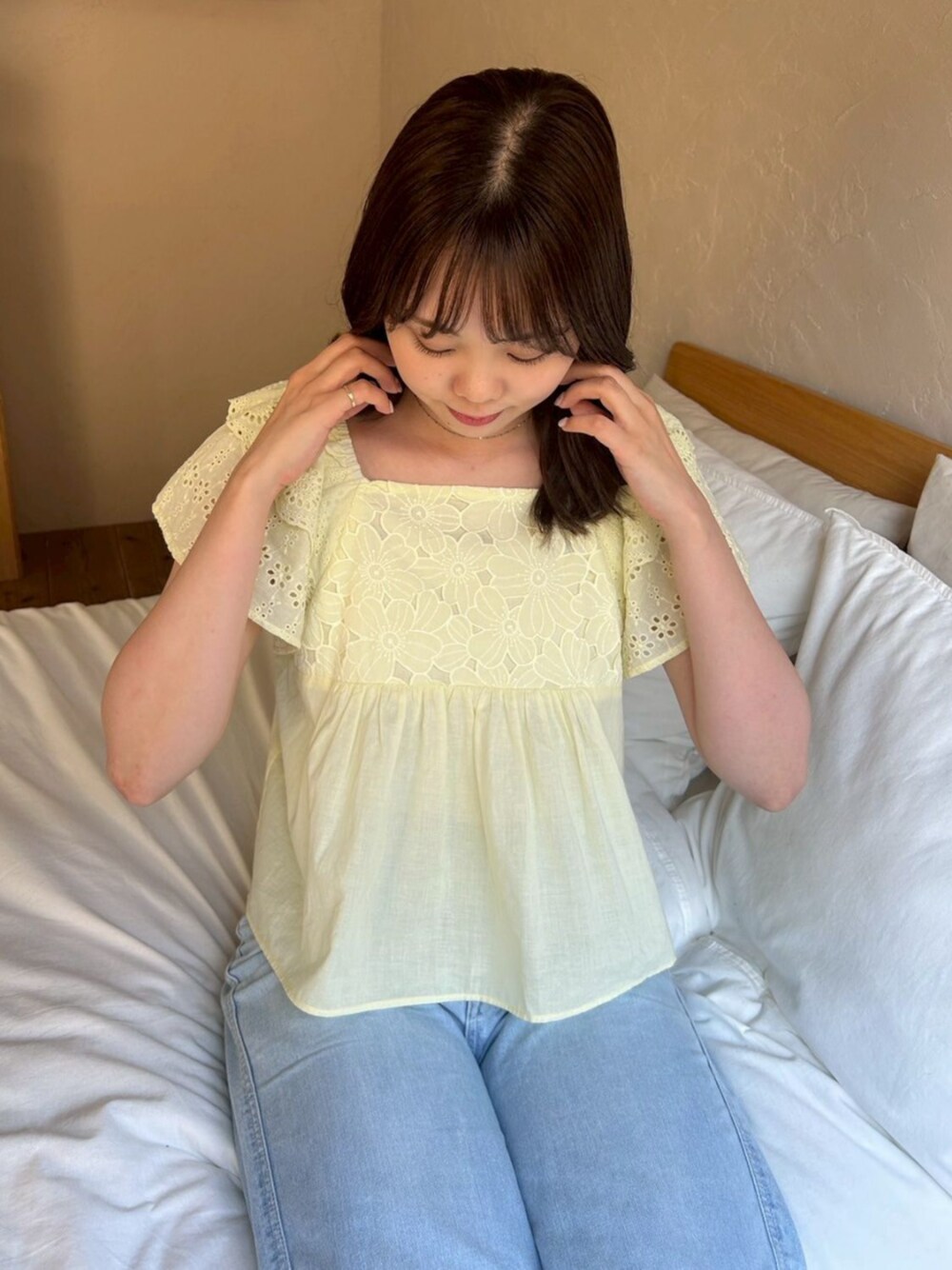 イエロー系のシャツ/ブラウスを着用したレディースの夏コーディネートの1枚目の写真