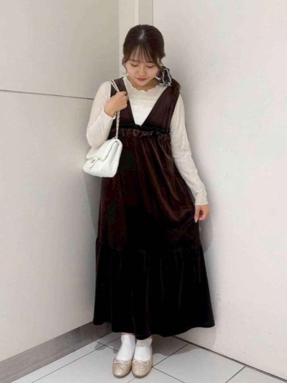 ホワイト系のTシャツ/カットソー、ホワイト系のショルダーバッグ、ブラウン系のワンピースを着用したレディースの秋コーディネートの1枚目の写真