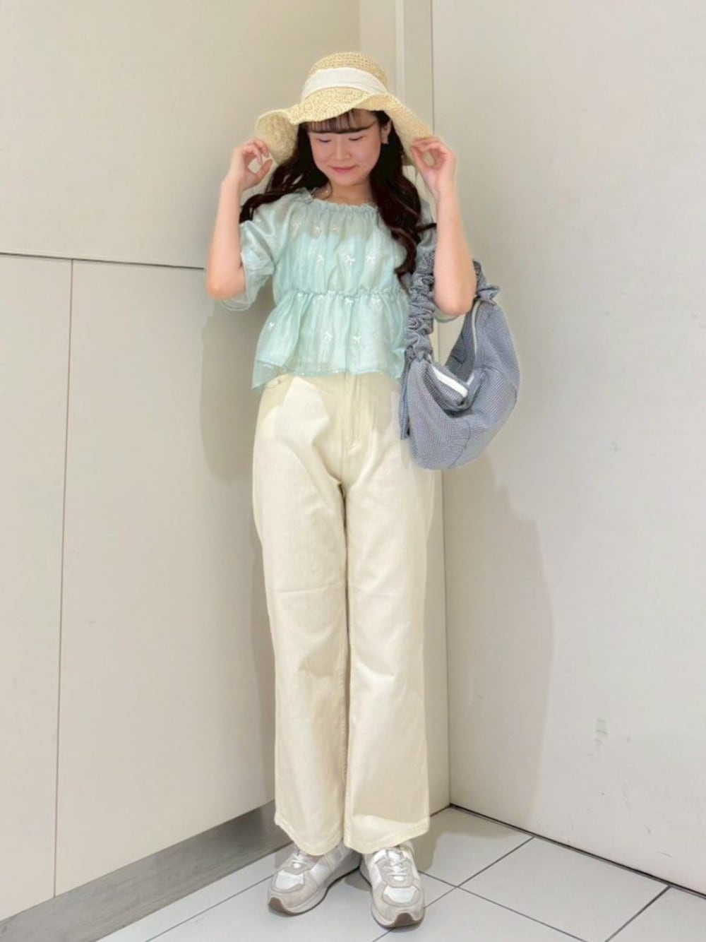 ホワイト系のデニムパンツ、ブラック系のショルダーバッグ、グリーン系のシャツ/ブラウスを着用したレディースの夏コーディネートの1枚目の写真