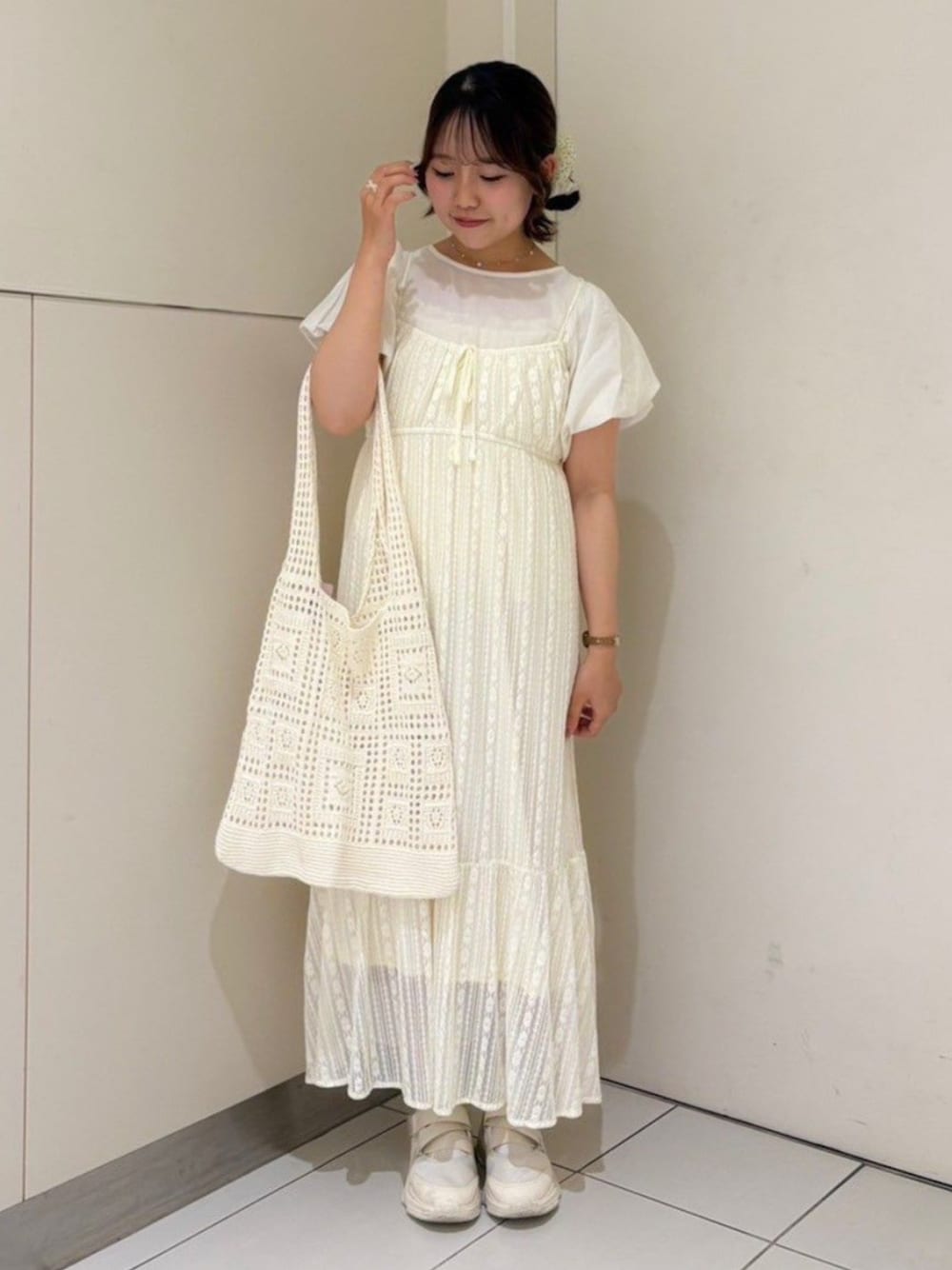 ホワイト系のシャツ/ブラウス、ホワイト系のワンピース、ホワイト系のかごバッグを着用したレディースの夏コーディネートの1枚目の写真