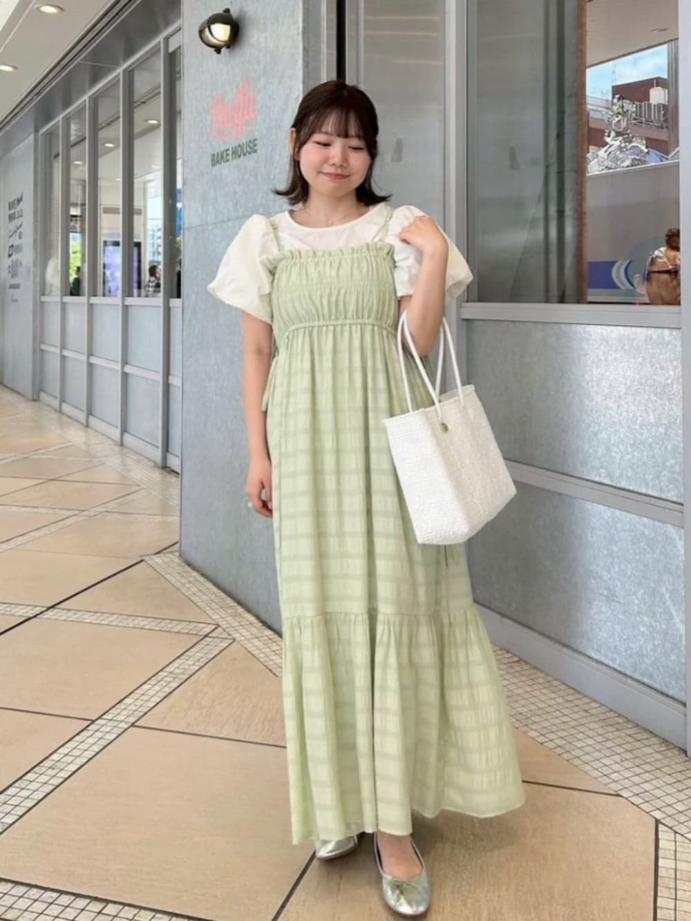 グリーン系のワンピース、ホワイト系のシャツ/ブラウス、ゴールド系のネックレスを着用したレディースの夏コーディネートの1枚目の写真