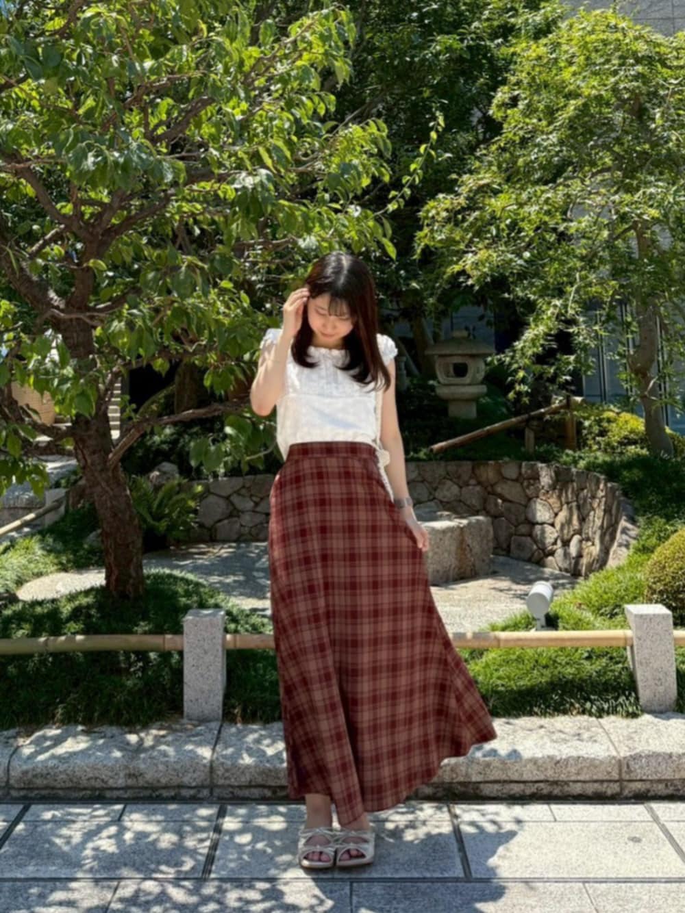 ホワイト系のシャツ/ブラウス、レッド系のスカートを着用したレディースの夏コーディネートの1枚目の写真