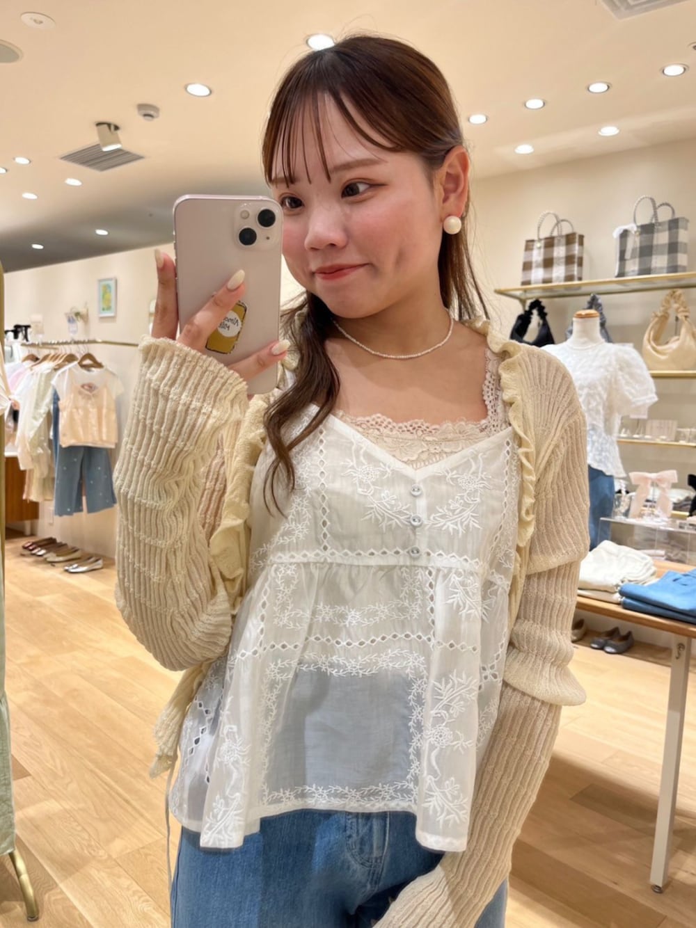 ホワイト系のキャミソール、ホワイト系のキャミソール、ホワイト系のカーディガン/ボレロを着用したレディースの春コーディネートの1枚目の写真