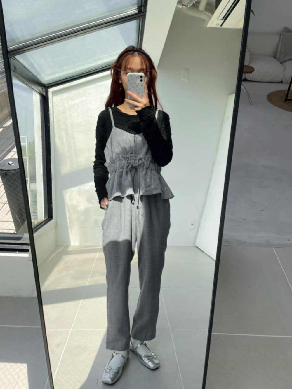 ブラック系のTシャツ/カットソー、グレー系のつなぎ/オールインワン、シルバー系のバレエシューズを着用したレディースの夏コーディネートの1枚目の写真