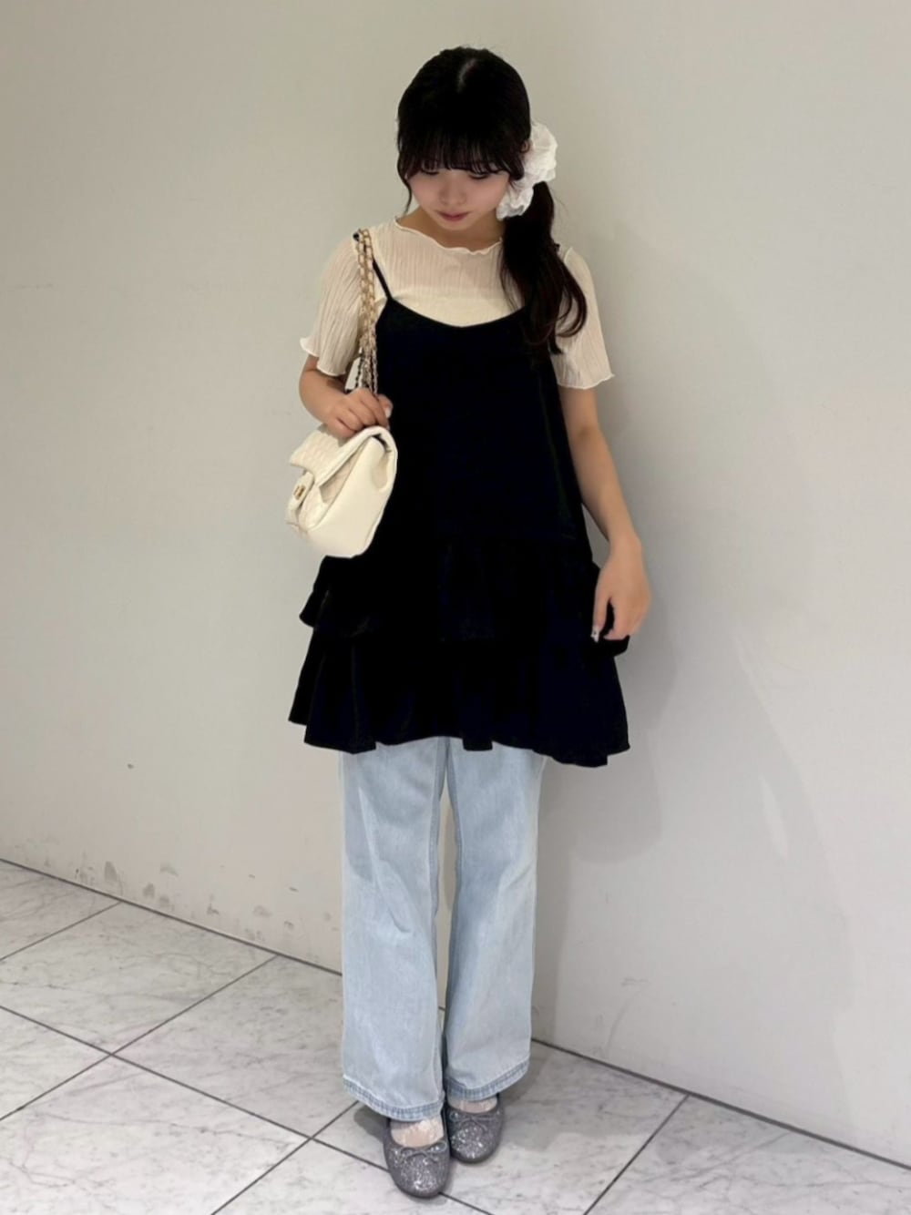 ホワイト系のTシャツ/カットソー、ブルー系のデニムパンツ、ホワイト系のショルダーバッグを着用したレディースの夏コーディネートの1枚目の写真