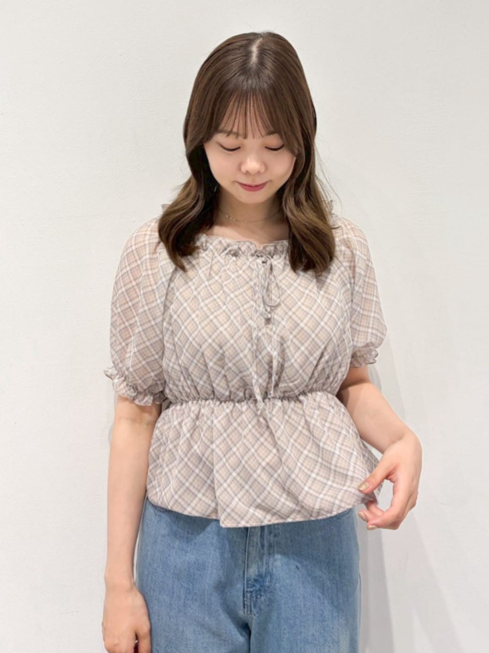 ブラウン系のシャツ/ブラウスを着用したレディースの夏コーディネートの1枚目の写真