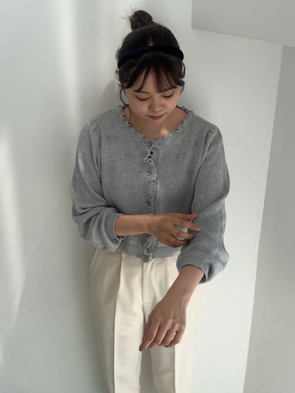 グレー系のカーディガン/ボレロ、ホワイト系のその他パンツ、ブラック系のカチューシャを着用したレディースの秋コーディネートの1枚目の写真