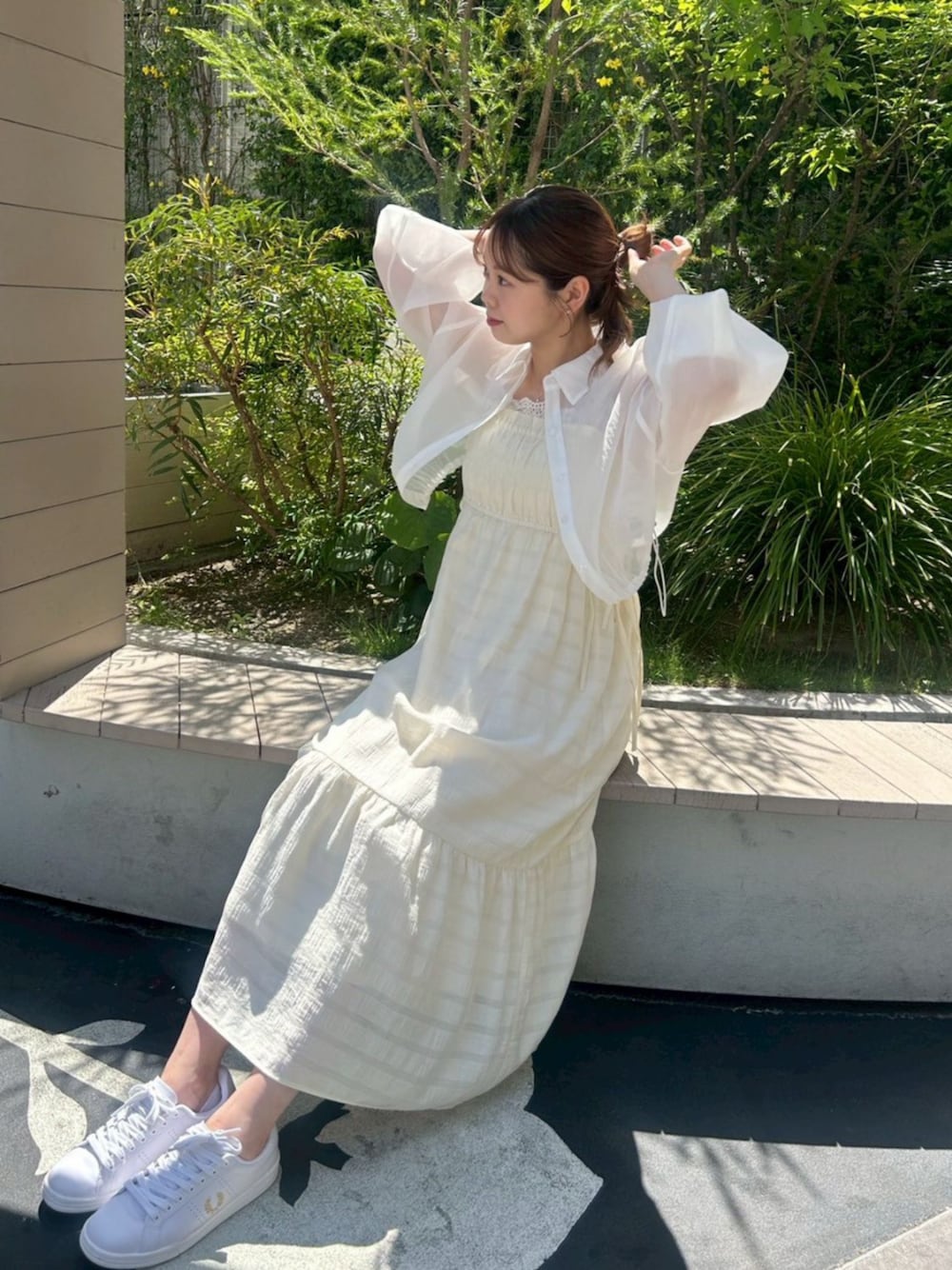 ホワイト系のワンピース、ホワイト系のシャツ/ブラウスを着用したレディースの春コーディネートの1枚目の写真