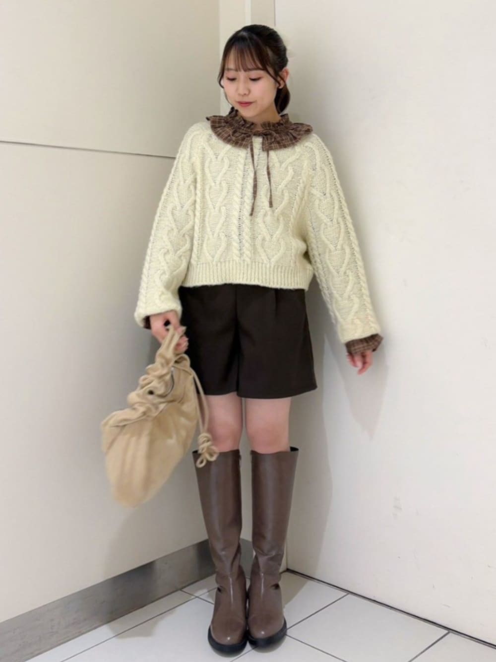 ベージュ系のショルダーバッグ、ブラウン系のシャツ/ブラウス、ブラウン系のその他パンツを着用したレディースの冬コーディネートの1枚目の写真