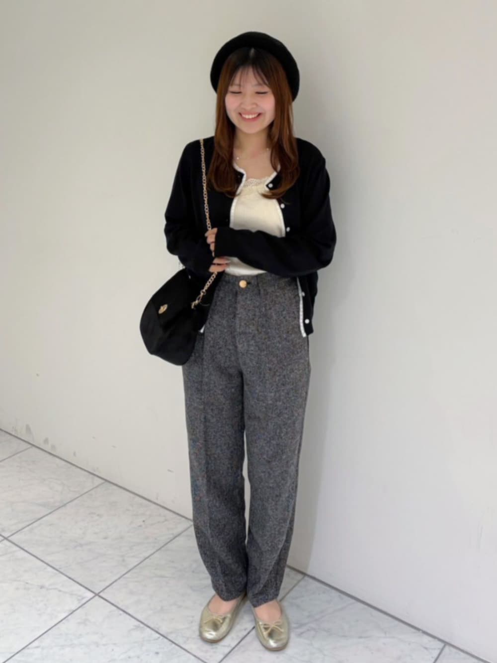 ブラック系のショルダーバッグ、ホワイト系のキャミソール、ブラック系のその他パンツを着用したレディースの秋コーディネートの1枚目の写真