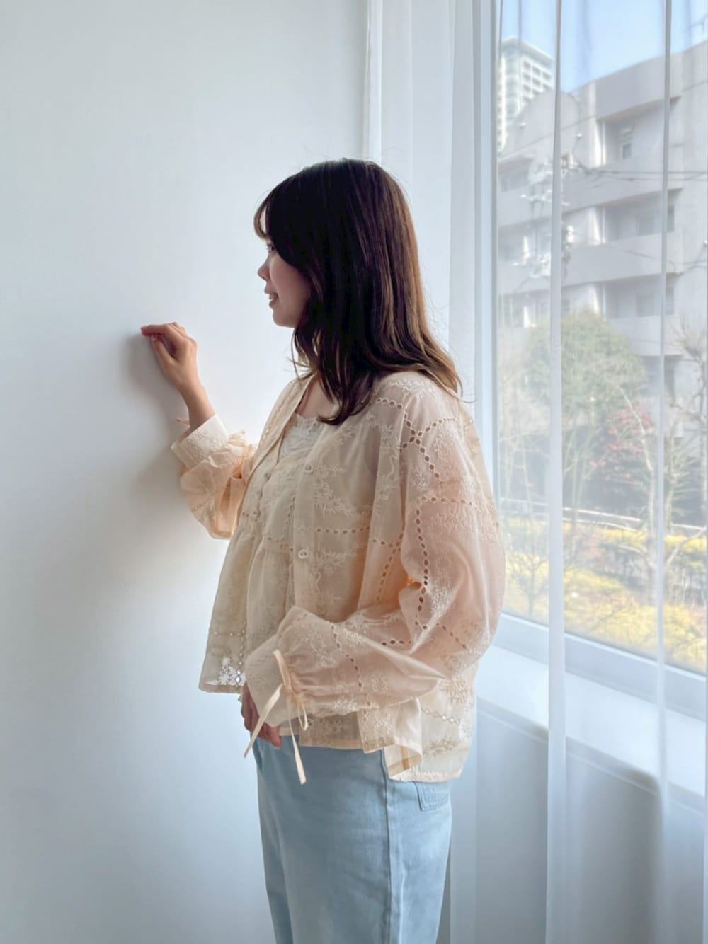 ブルー系のデニムパンツ、ピンク系のシャツ/ブラウス、ピンク系のキャミソールを着用したレディースの春コーディネートの1枚目の写真