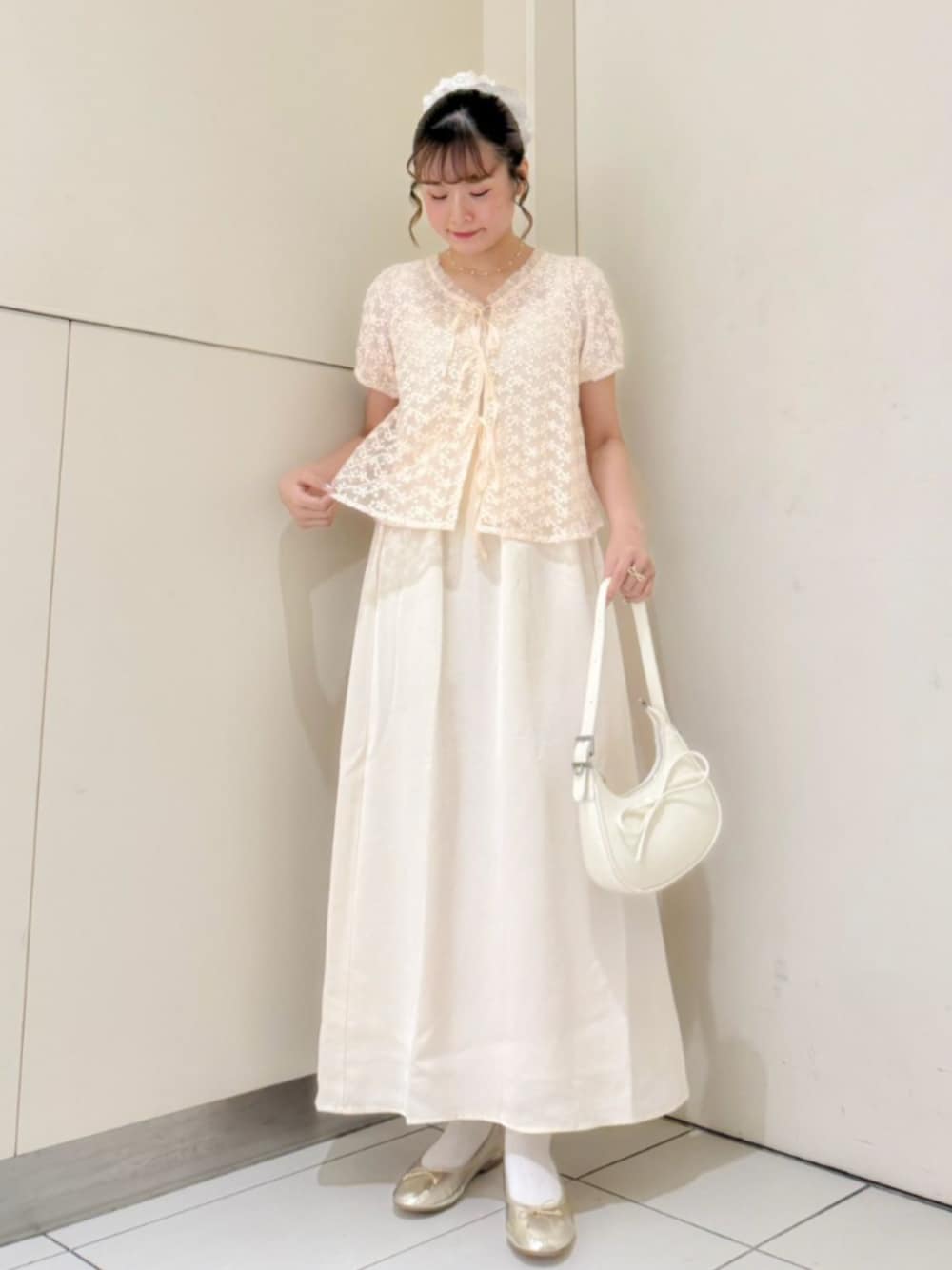 ピンク系のシャツ/ブラウス、ホワイト系のスカートを着用したレディースの夏コーディネートの1枚目の写真