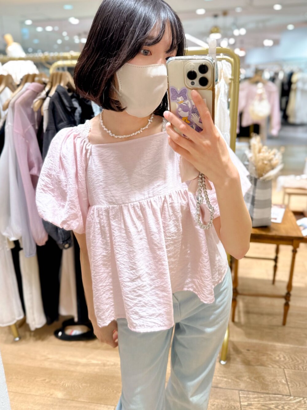 ピンク系のシャツ/ブラウスを着用したレディースの春コーディネートの1枚目の写真