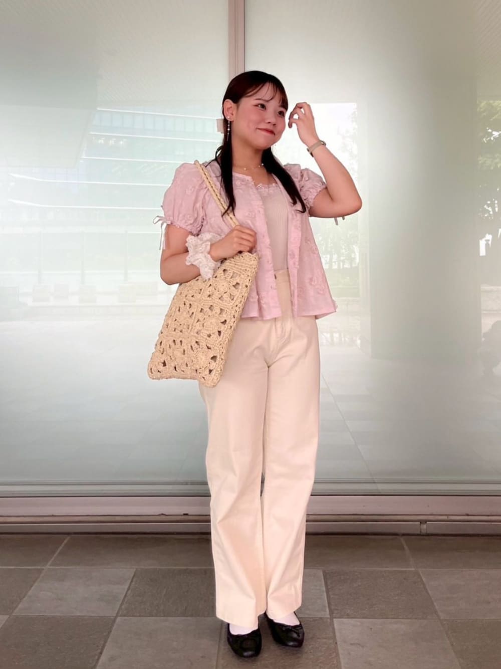 ホワイト系のキャミソール、ホワイト系のデニムパンツ、ベージュ系のかごバッグを着用したレディースの春コーディネートの1枚目の写真