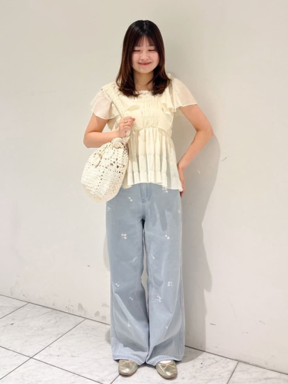 ホワイト系のシャツ/ブラウス、ホワイト系のショルダーバッグ、ブルー系のデニムパンツを着用したレディースの夏コーディネートの1枚目の写真