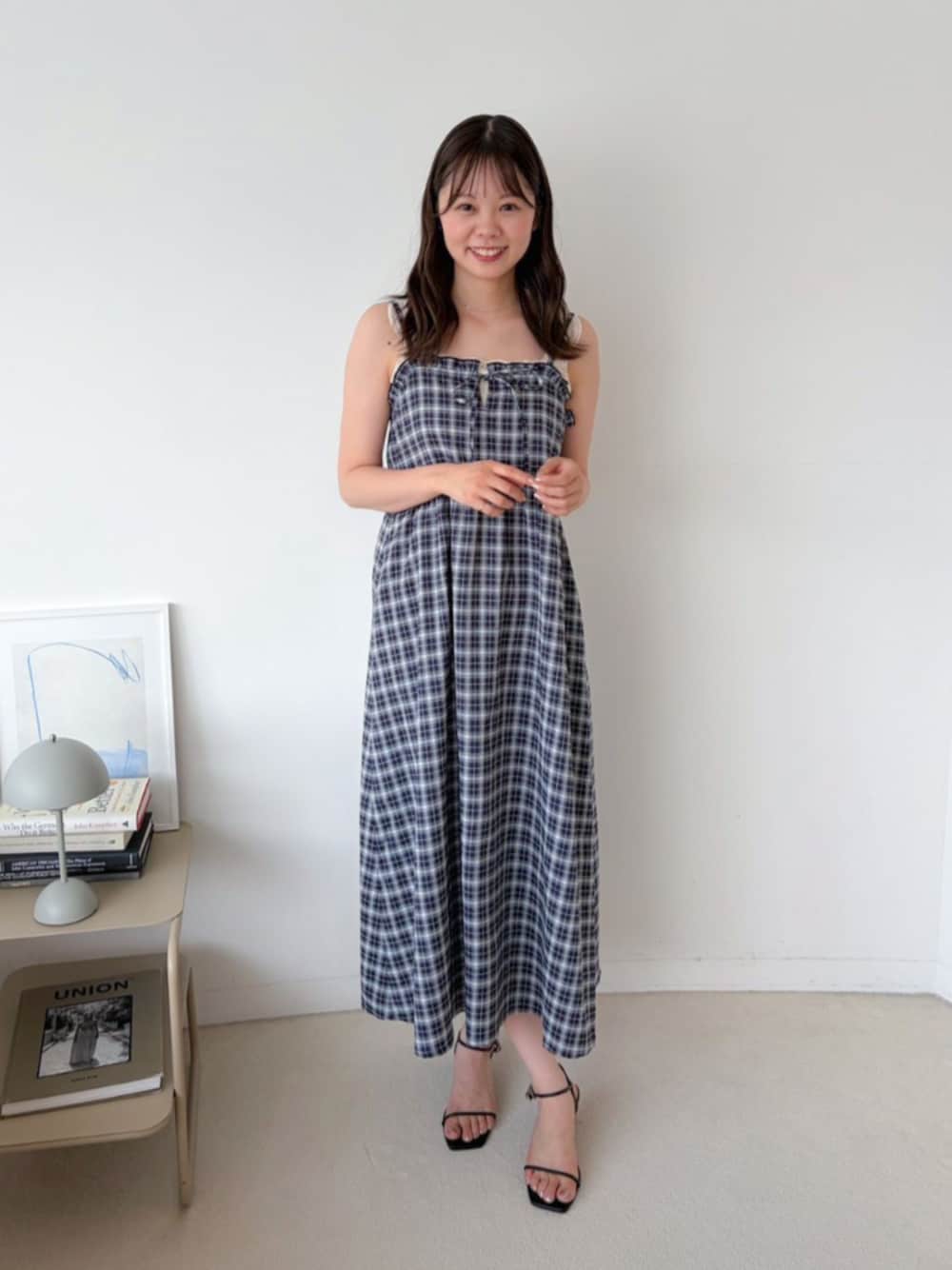 ブルー系のワンピースを着用したレディースの夏コーディネートの1枚目の写真