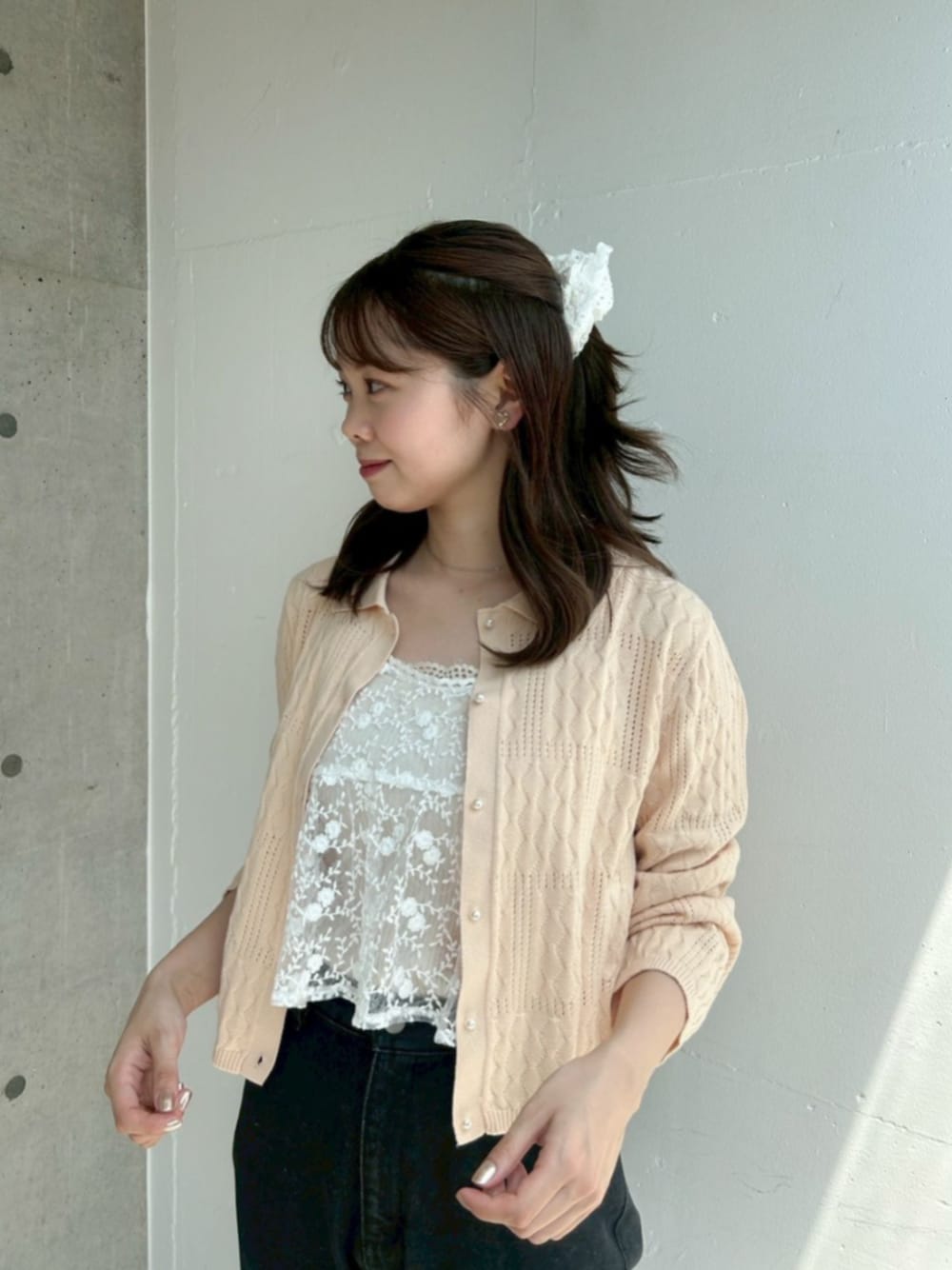 ホワイト系のキャミソール、ホワイト系のキャミソール、オレンジ系のニット/セーターを着用したレディースの夏コーディネートの1枚目の写真