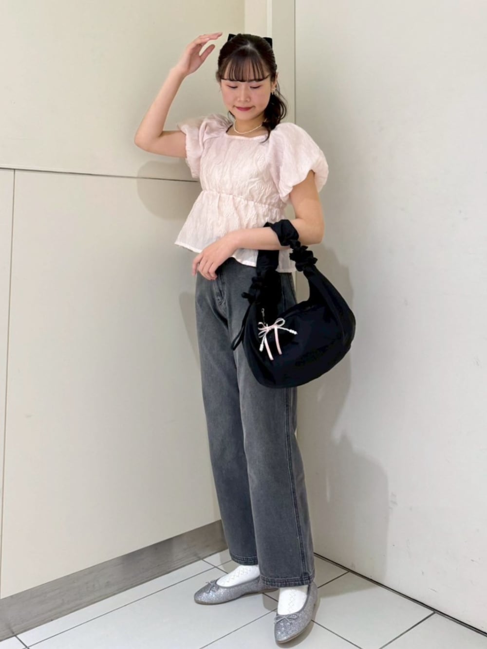 ブラック系のデニムパンツ、ブラック系のショルダーバッグ、ピンク系のシャツ/ブラウスを着用したレディースの春コーディネートの1枚目の写真